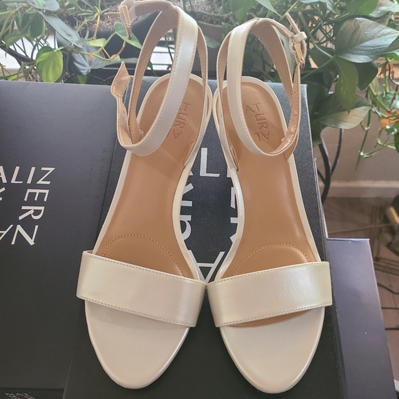 🌺 SOLD 🌺 Naturalizer Tinda in White Pearl - Picture 2 of 4